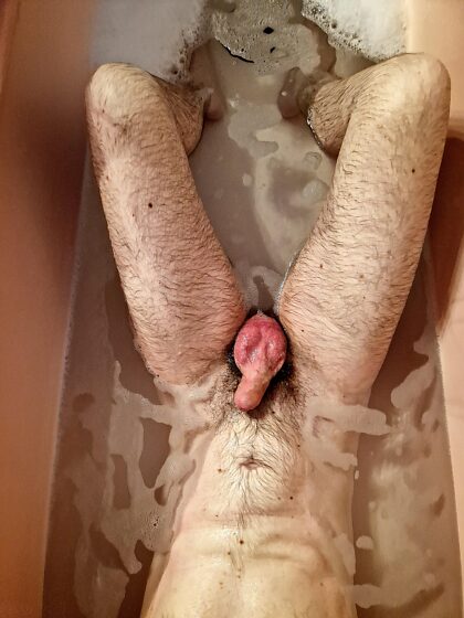 Quelqu'un aime une loutre bisexuelle aux pattes velues et mouillées avec un buisson ?