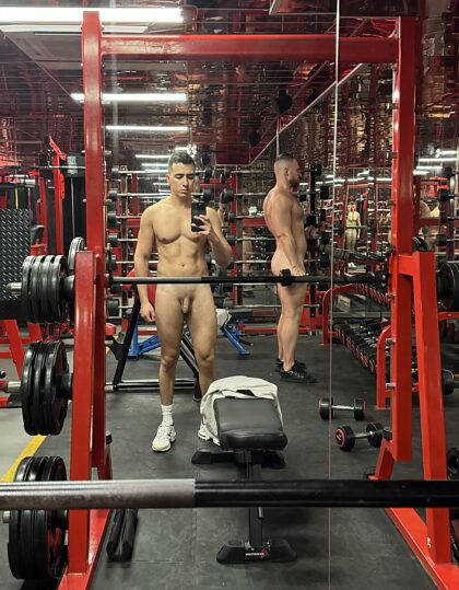 Mon frère et moi étions nus dans la salle de sport
