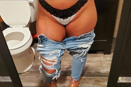 J'ai presque 34 ans et je me demande si tu es marié et si tu te branles devant mes photos... Dis juste oui ou non