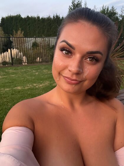 Regarder le coucher du soleil ensemble était tellement romantique