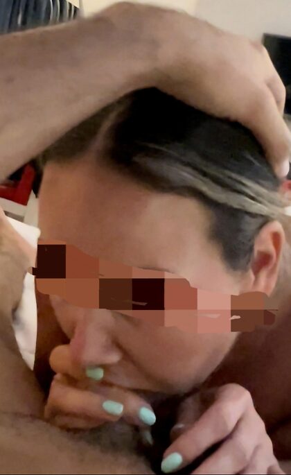 妻が休暇中に他の男のチンポをディープスロートしているのを目撃しました。 他の男とどれだけ上手いか見たいので、録画してもらいました。 彼女は期待を裏切らず、彼を2回もイカせてくれました。