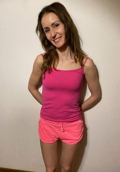 Indosso sempre questi pantaloncini sportivi corti senza mutandine.
