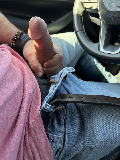 Je me caresse dans ma voiture. Que ferais-tu si tu me surprenais ?
