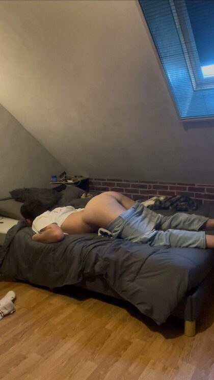 J'en ai marre, je reviens juste des cours, viens me baiser pour me remonter le moral, sur quelle photo tu ne veux plus me baiser ?
