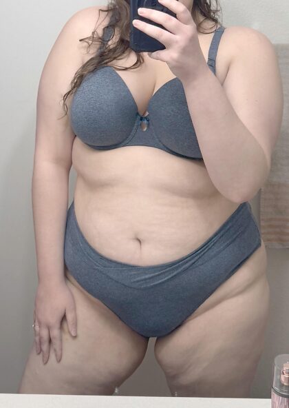 おはようございます。私のブラとパンティーの写真を少し載せておきます…そして少しおまけです