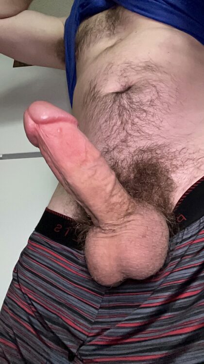 Qui prend ma bite poilue dans sa gorge ?