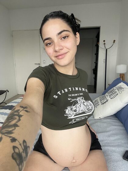 Maintenant que je suis enceinte et que tu peux jouir en moi autant que tu veux, quelle est la première position que nous essayons ?