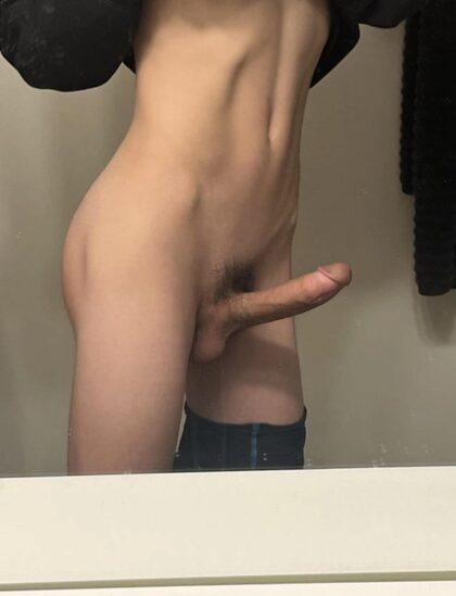 Hey, 18 m twink, je suis nouveau ici, est-ce que quelqu'un aime mon corps