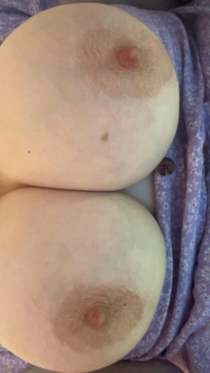 J'étais coquine dans le jardin, mais mon mari a dit que quelqu'un pourrait voir mes seins.  J'ai décidé de le faire ici *où je peux en être sûre*