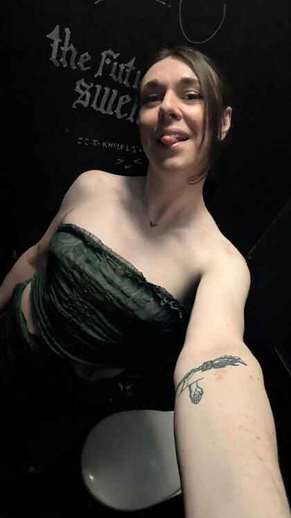 Suivez cette fille trans dans les toilettes de la boîte de nuit...