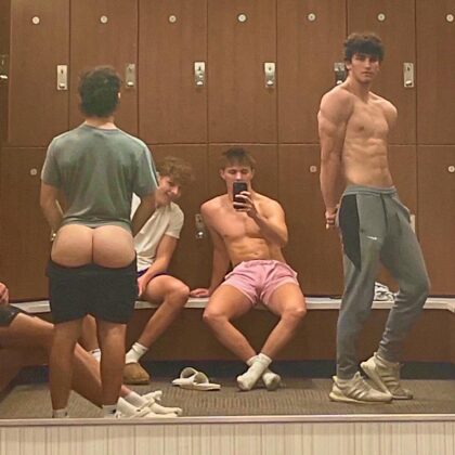 Joues dehors à la salle de sport