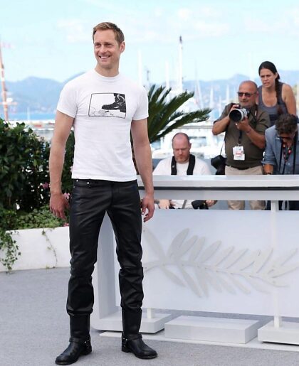 La tournée de presse de Pillion va m'emmener dehors.  Alexander Skarsgard, tout le monde !