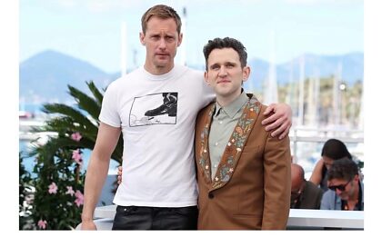 La tournée de presse de Pillion va m'emmener dehors.  Alexander Skarsgard, tout le monde !