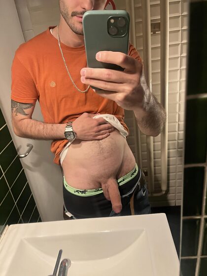 Ils disent qu'il est interdit de fumer dans ces toilettes. Est-ce que tu fumerais quand même ma bite ?