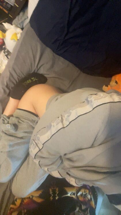 Ce cul de 18 ans a besoin d'une bonne raclée.