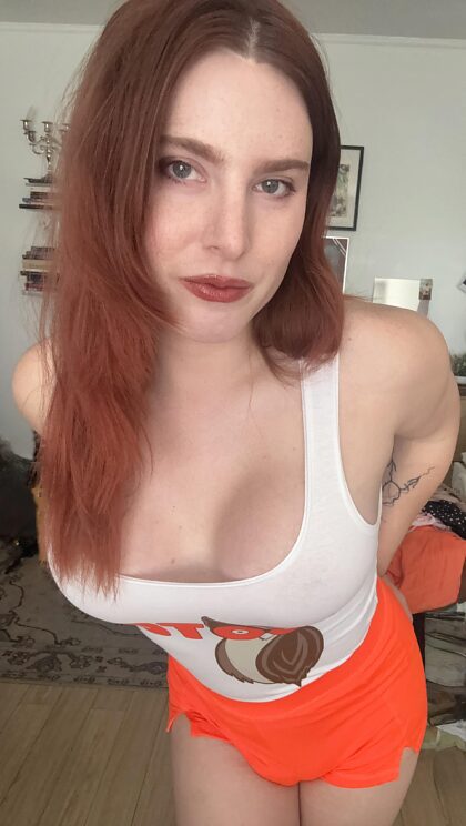 Salut ! Bienvenue sur Hooters ! Je suis Figgy et je serai votre serveuse :) Que puis-je vous proposer pour commencer ? ;P