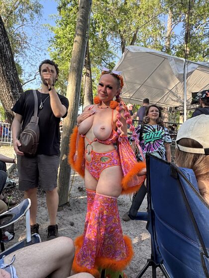Festivals sind besser, wenn meine Titten rausschauen