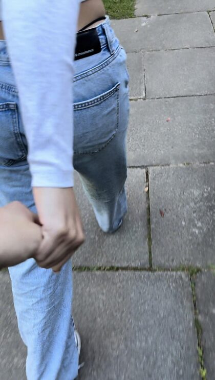 デートは外を散歩するところからこんな風に…