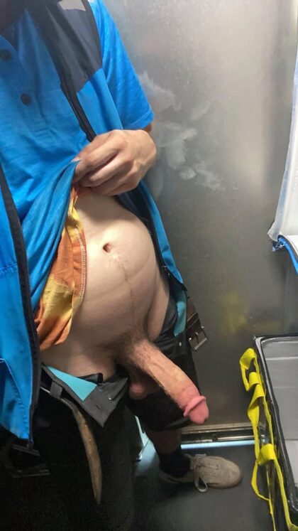 Tu devrais laisser le gars d'Amazon te baiser les cuisses…