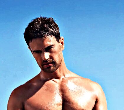 Theo James, pour Dolce & Gabbana 2025
