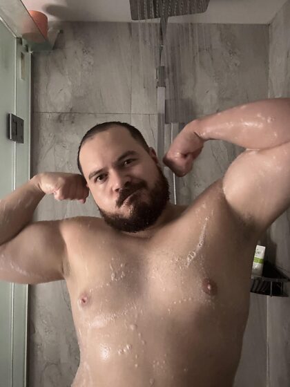 Aimez-vous vos ours musclés mouillés ?