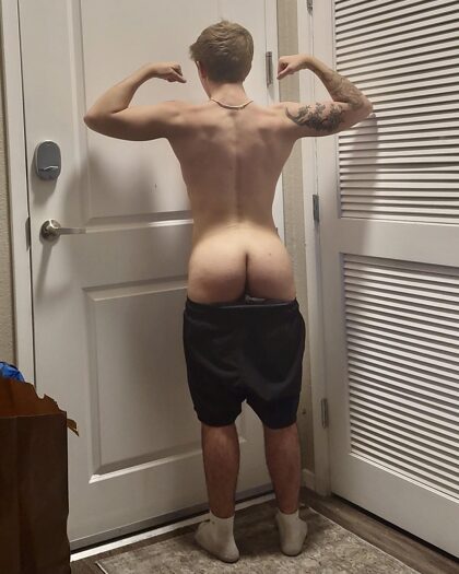 Je voulais montrer mes gains. Et les fesses aussi