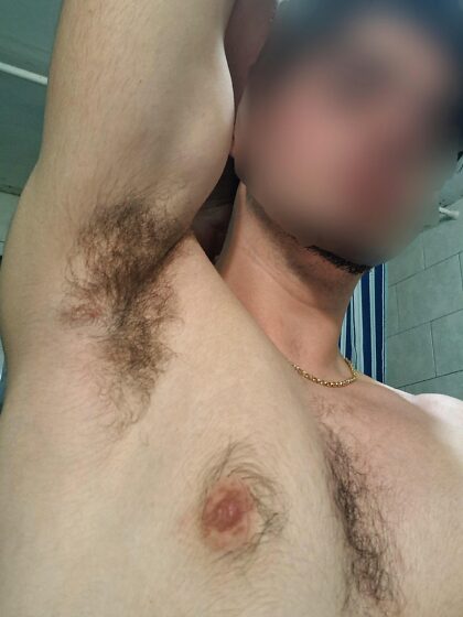 J'ai hâte que l'été arrive pour porter des débardeurs et montrer mes aisselles