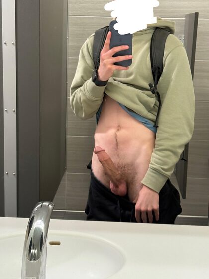 Toujours excitée dans les toilettes de l'école