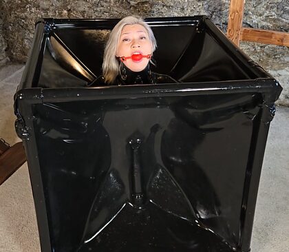 Liée en latex avec un vibromasseur scellé à ma chatte