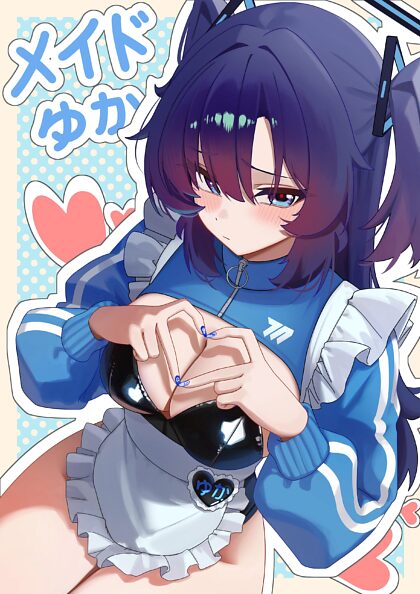 メイドゆうかちゃんがハートを作っている