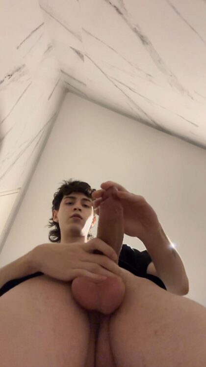 Mijn ballen zijn enorm en vol met melk