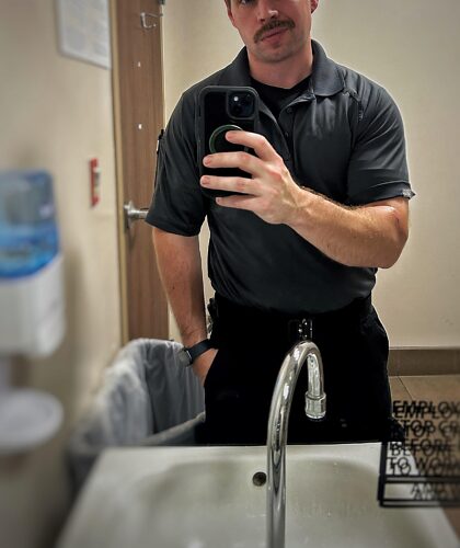 Que se cache-t-il sous l'uniforme de ce paramédical ?34