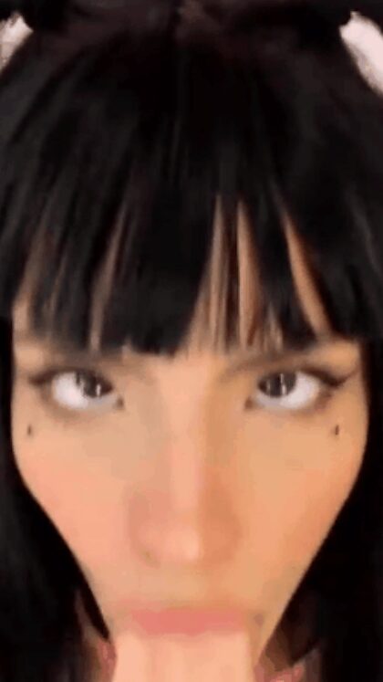 白人の女の子の顔の隣に巨大なBBCがある