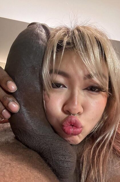 白人の女の子の顔の隣に巨大なBBCがある