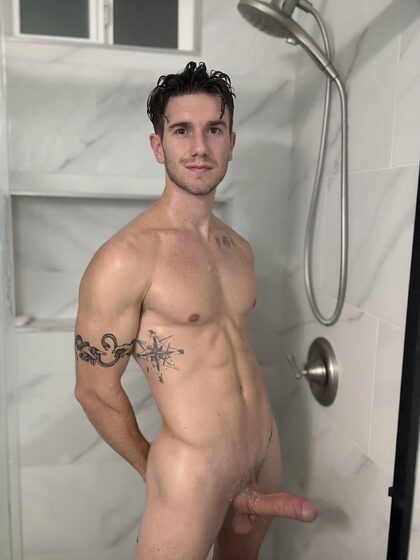 Les bons amis prennent une douche ensemble et s'entraident
