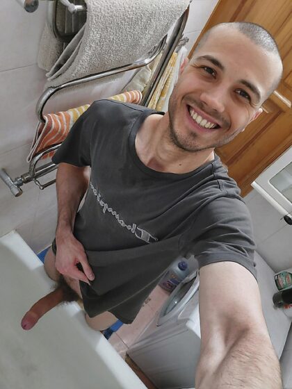 Je suis un garçon avec une grosse bite blanche. J'aime quand les gens avalent ma bite entière et boivent du sperme. Peux-tu avaler ma bite ?