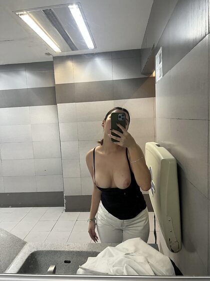 Parfois, c'est amusant de ne pas porter de soutien-gorge au travail... Même à l'hôpital