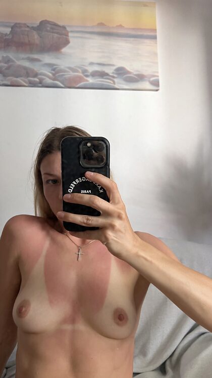 Gewoon een moeder die zonnebrandcrème nodig heeft.  Wil je het op me smeren?