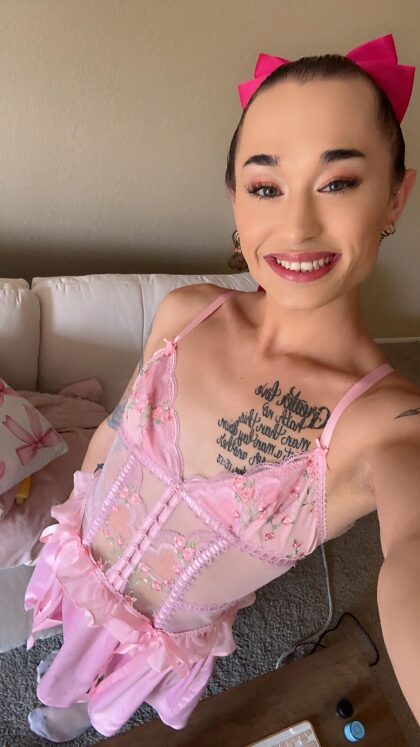 #Vista, une sissy de 26 ans qui cherche à être la femme de ménage de quelqu'un