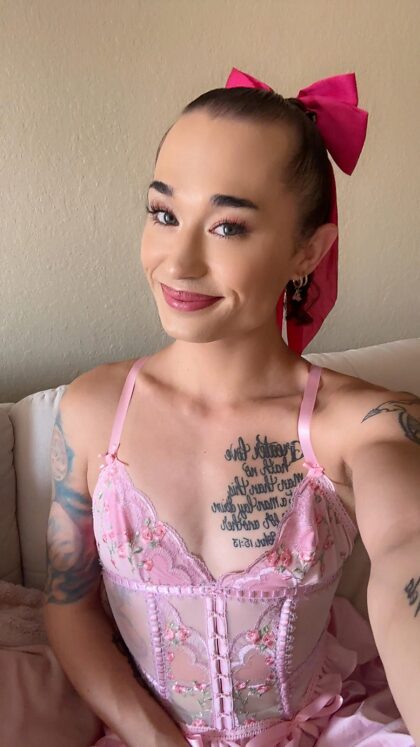 #Vista, une sissy de 26 ans qui cherche à être la femme de ménage de quelqu'un