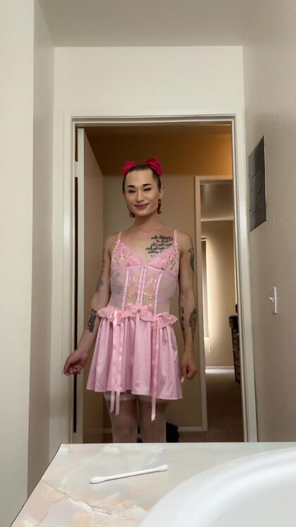 #Vista, une sissy de 26 ans qui cherche à être la femme de ménage de quelqu'un