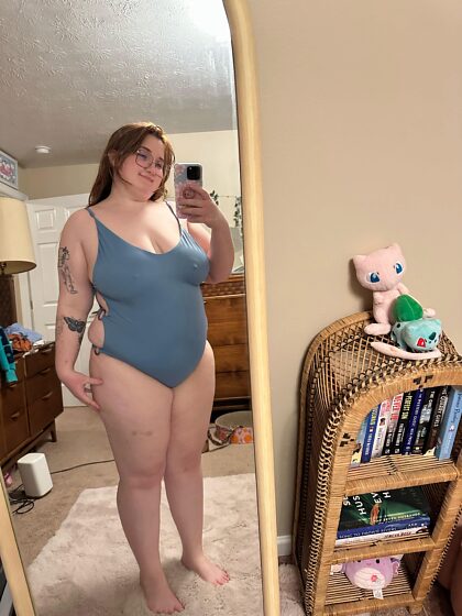 Les découpes de ce maillot une pièce le rendent amusant