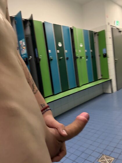 Dur dans les vestiaires de la piscine