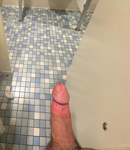 J'adore laisser ma bite dure à la vue de tous