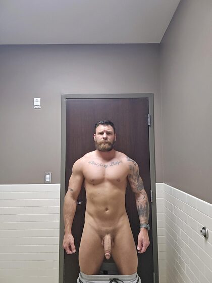 ジムでの筋肉の隆起とペニスを出した写真を投稿してください！