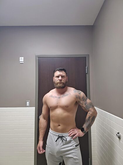 ジムでの筋肉の隆起とペニスを出した写真を投稿してください！