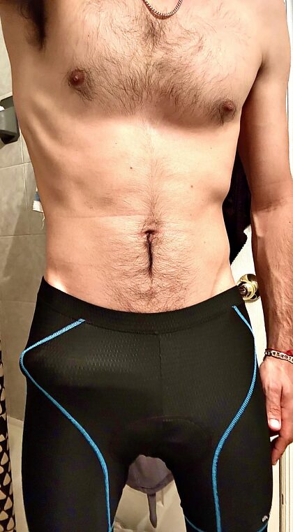 29歳の好奇心旺盛なワークアウト後