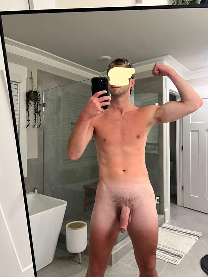 Je me mets juste à l'aise pour la nuit. Tu peux me rejoindre si tu veux, mon frère.