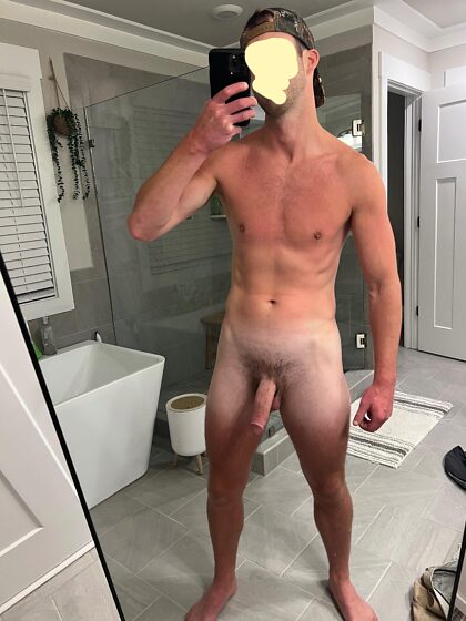 Je me mets juste à l'aise pour la nuit. Tu peux me rejoindre si tu veux, mon frère.
