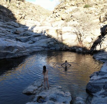 Aventures nues vers une cascade
